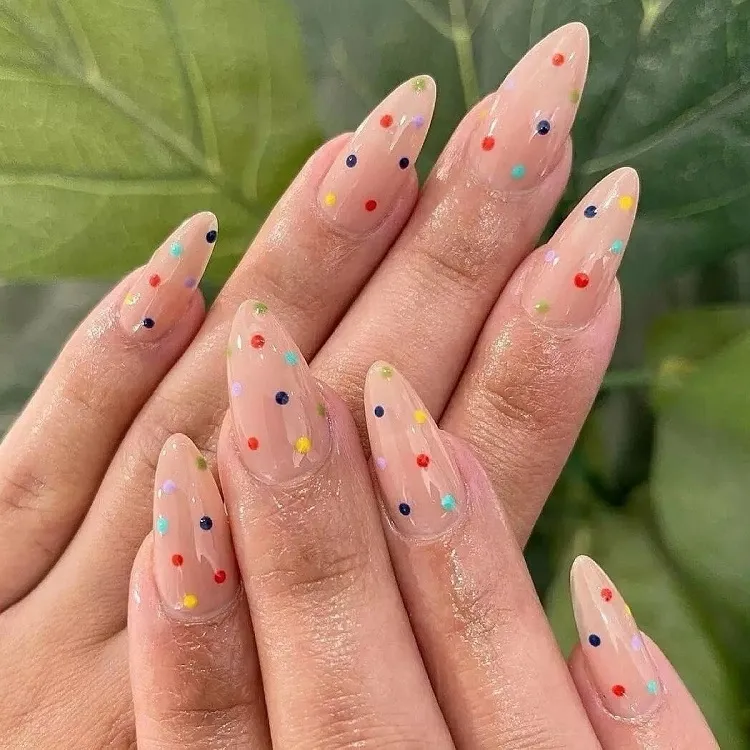 diseño de uñas con puntos de arcoiris
