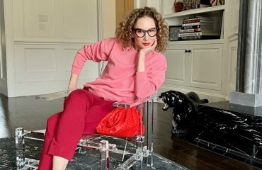 red monochromatic outfit idea mature women fall fashion 2023