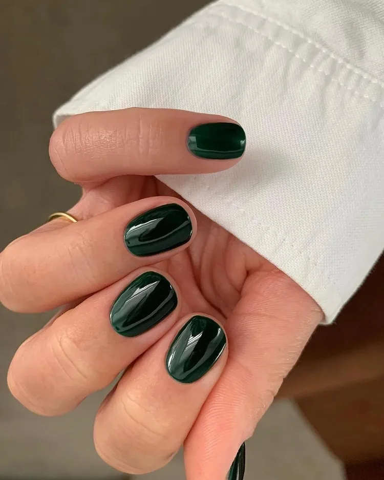 short dark emerald green old money nails 2023