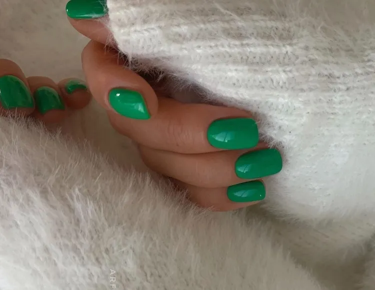 short emerald green nails 2023