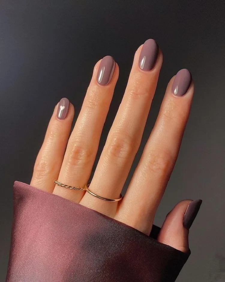 short oval rosy brown old money nails fall 2023