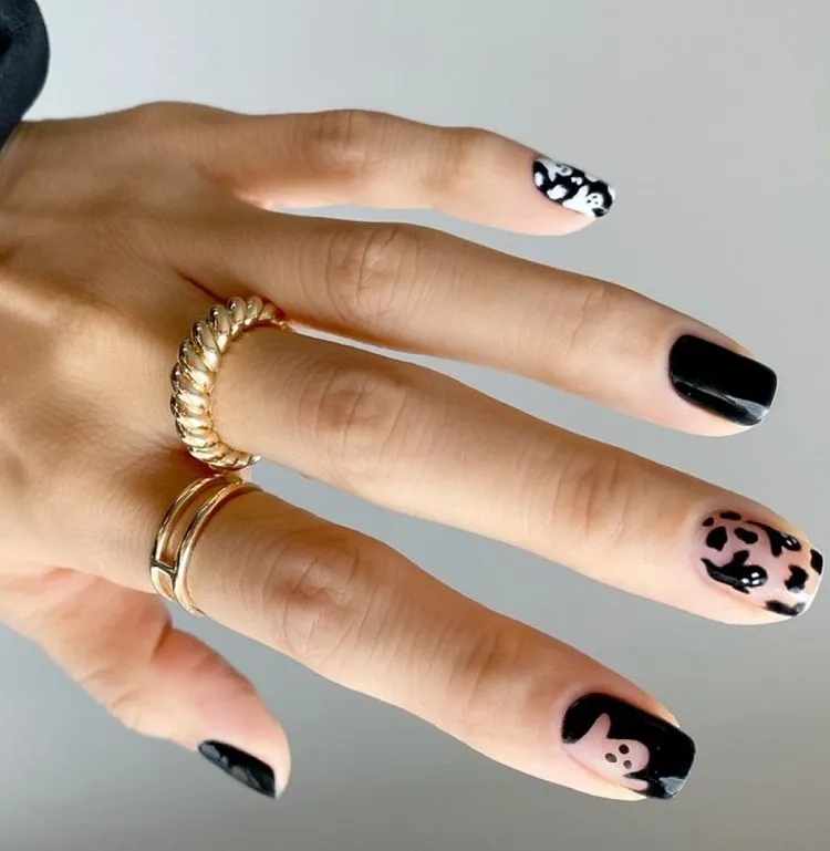 simple abstract black short halloween nails 2023