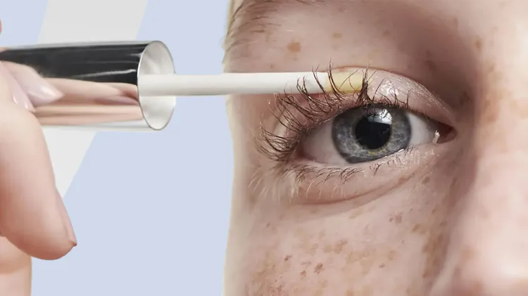 using an eyelash lengthening serum to get a longer mascara effect without it
