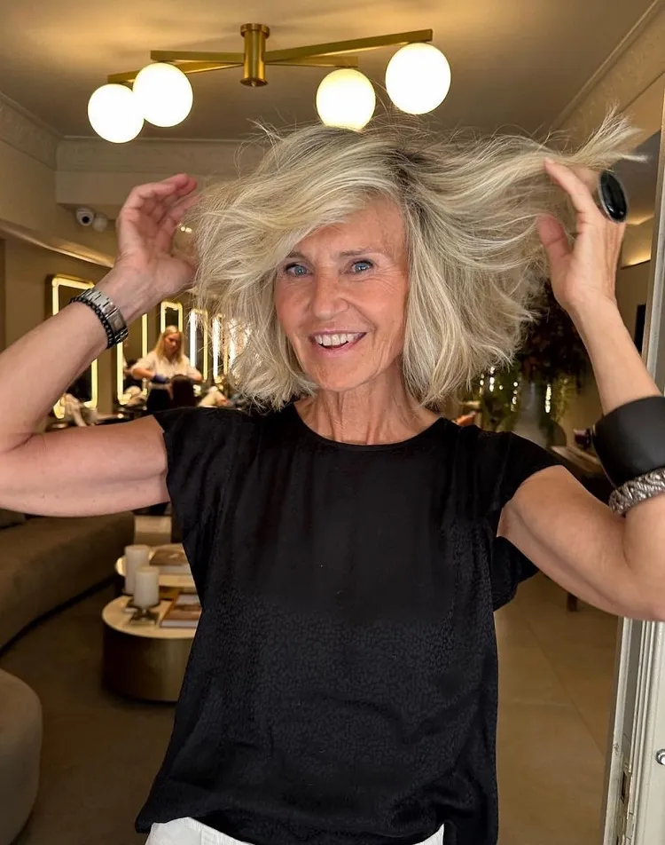 Corte de pelo bob ondulado y voluminizador para mujeres mayores de 50 años.