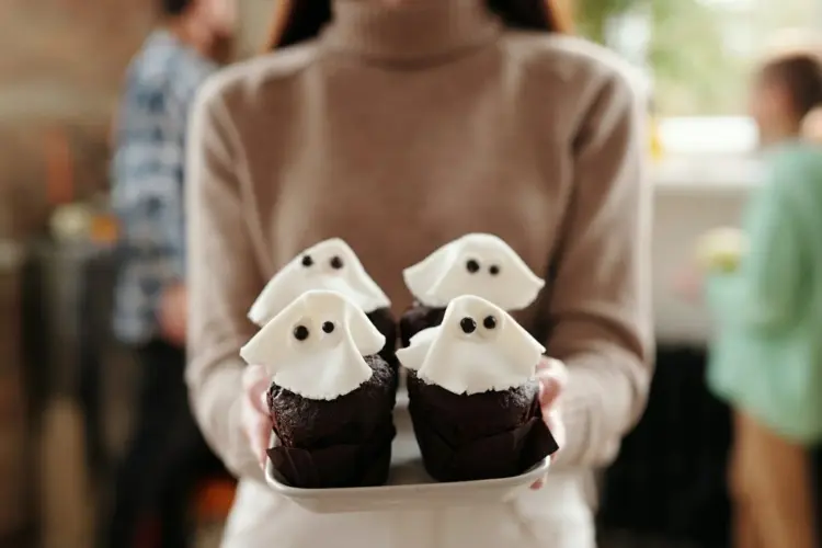white fondant ghost halloween decoration chocolate cupcakes