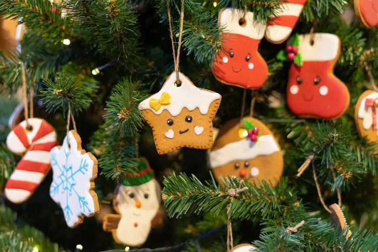 bake cookies and decorate the christmas tree with them