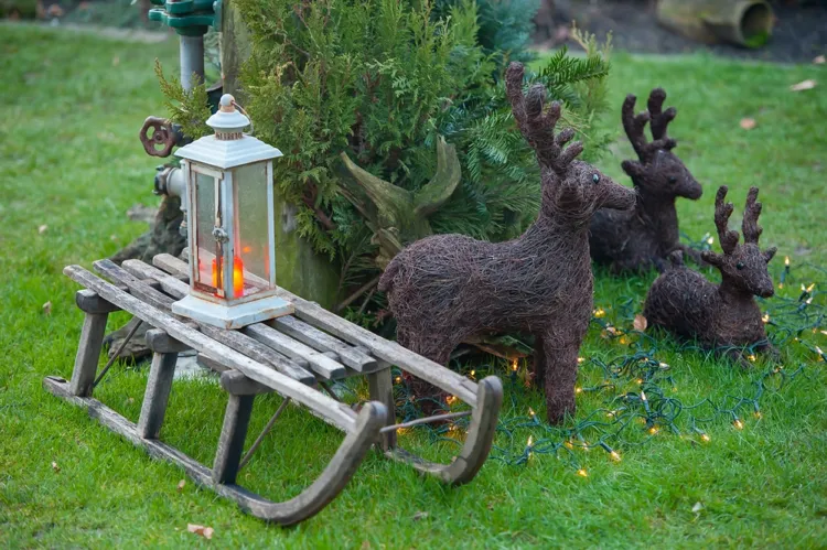 combine garden decorations for advent with lights and vintage motifs