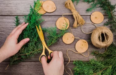 diy christmas garland from wood log slices