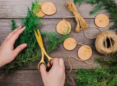 diy christmas garland from wood log slices