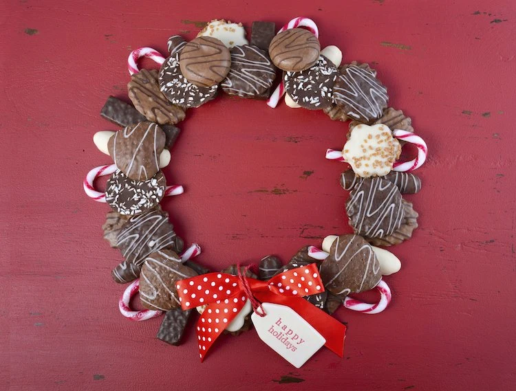 diy christmas wreath from chocolate cookies and candy canes