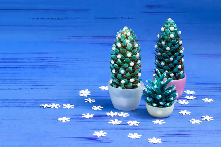 easy pine cone christmas crafts with kids