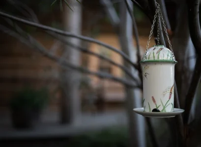 how to make a bird feeder from old teapots or thermos bottles using upcycling ideas
