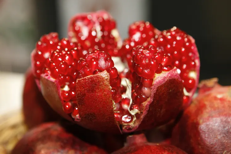 how to open a pomegranate and remove the seeds