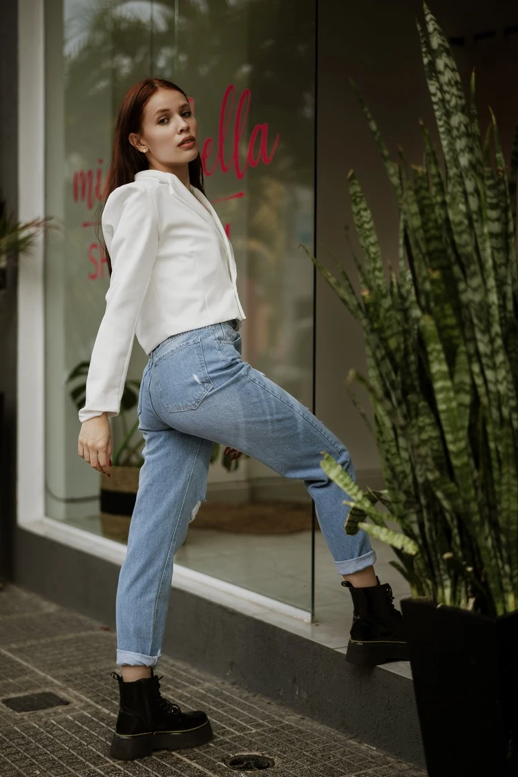 suede ankle boots jeans and a short white blazer for a casual business look