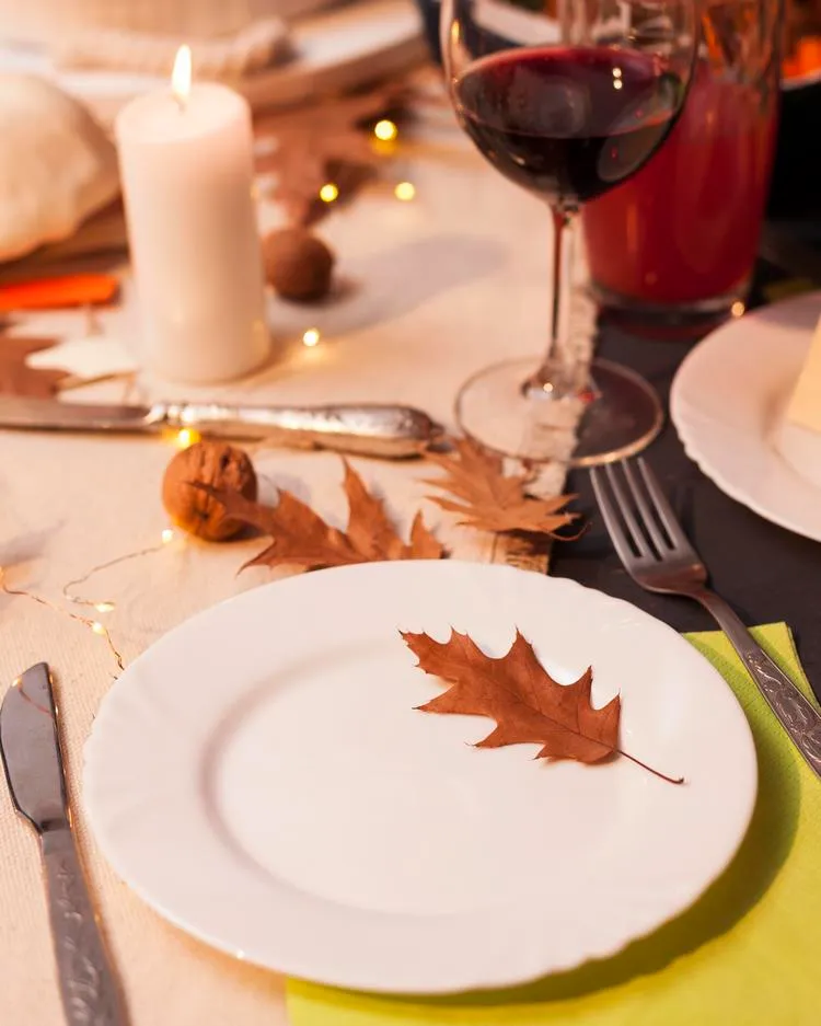 use nature for inspiration cute thanksgiving table setting ideas
