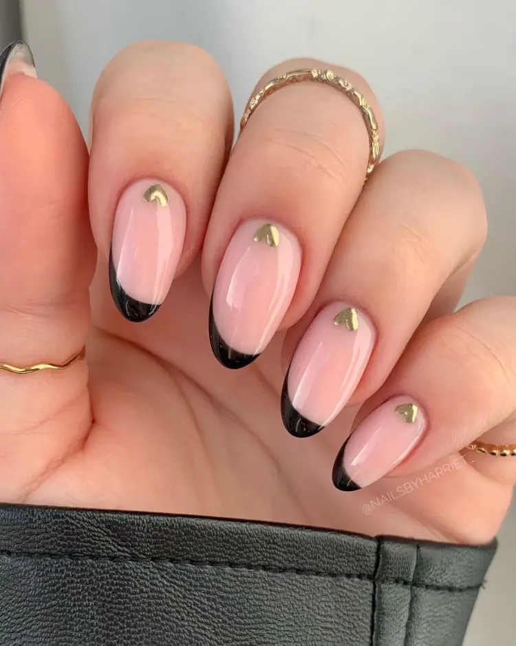 black and gold manicure new years eve ideas trend 2024