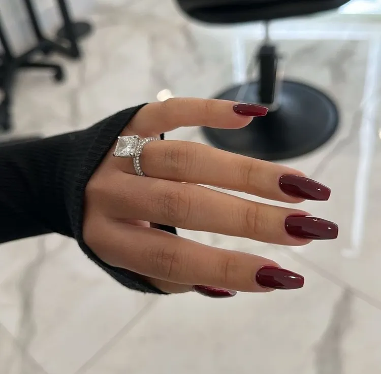 color manicure winter 2023 burgundy red long nails
