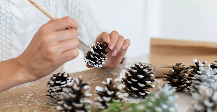 crafts with pine cones for christmas with snowy effect