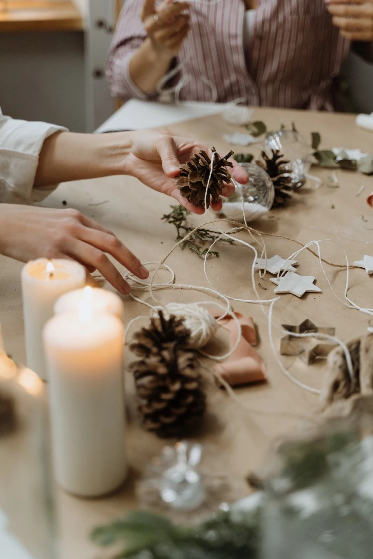 decoration crafts with pine cones for christmas