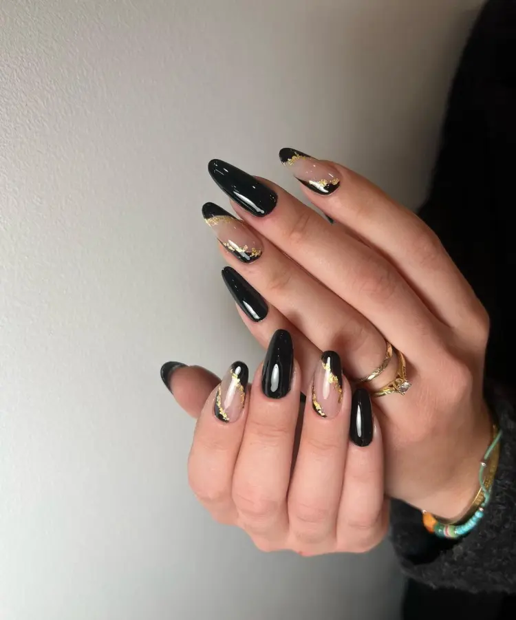 manicure elegante e chique em preto e dourado, tendência de ano novo de 2024