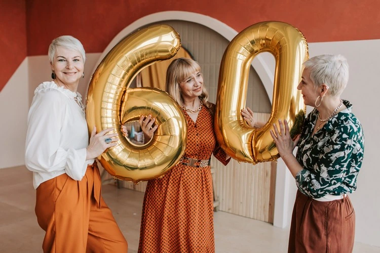 La moda para mayores de 60 años invierte en prendas coloridas y atrevidas.