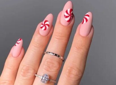 festive christmas manicure 2023