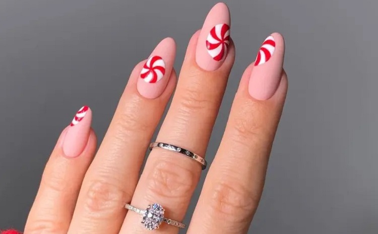 festive christmas manicure 2023