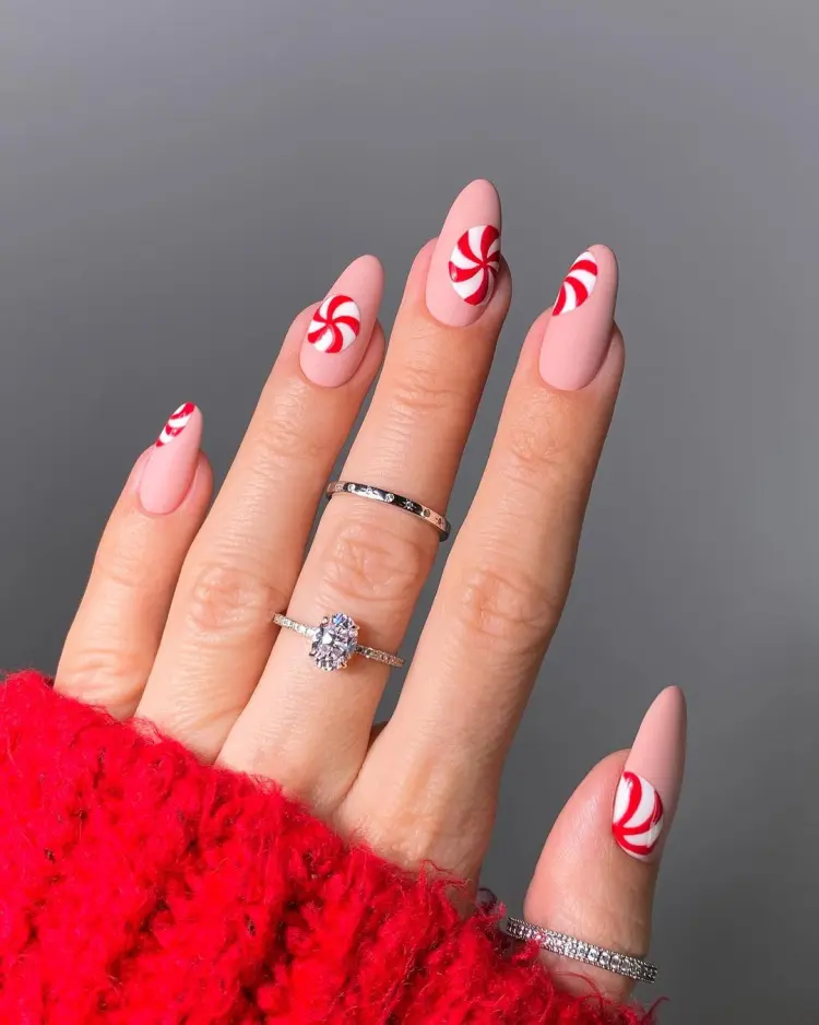 festive christmas manicure 2023