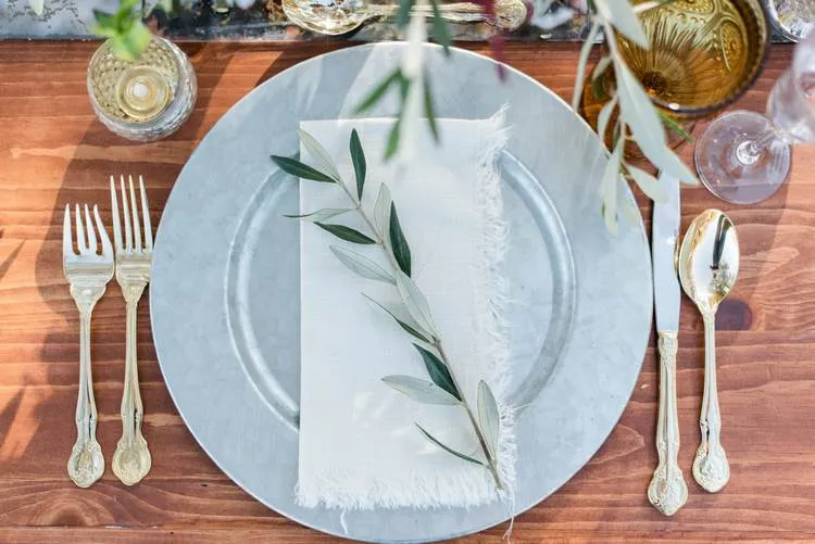 fresh and simple table setting for thanksgiving