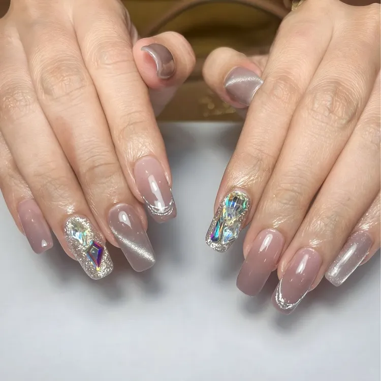 gel velvet nails nail art manicure grey silver glitter nail trend winter 2023