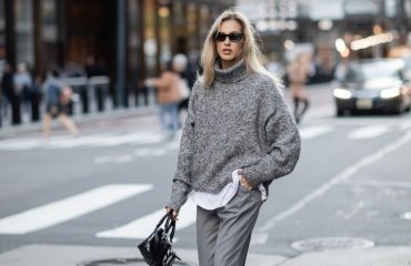 knitted turtleneck gray baggy pants white tee sneakers casual street style winter outfit 2023
