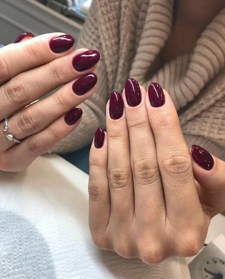 manicure color trend winter 2023 burgundy red