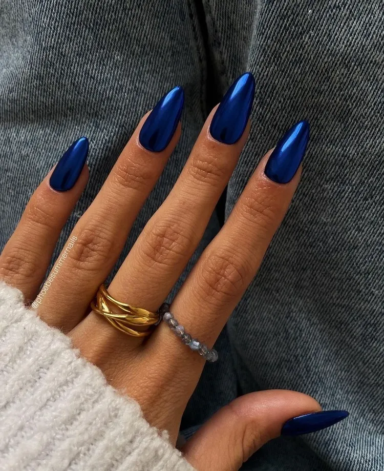 manicure color winter 2023 blue metallic almond nails