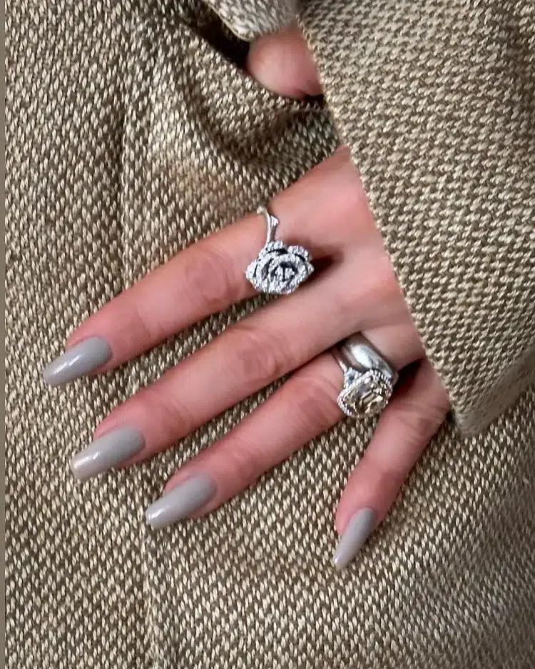 manicure trend grey taupe for 50 year old woman fall winter 2023 jennifer lopez