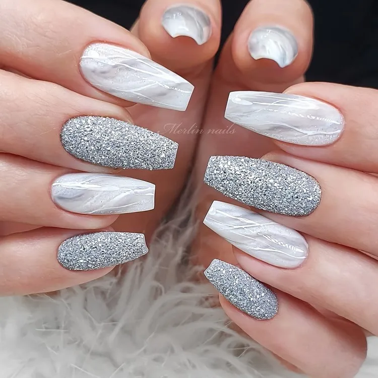 manicure trend marble effect grey and silver gel nails winter 2023