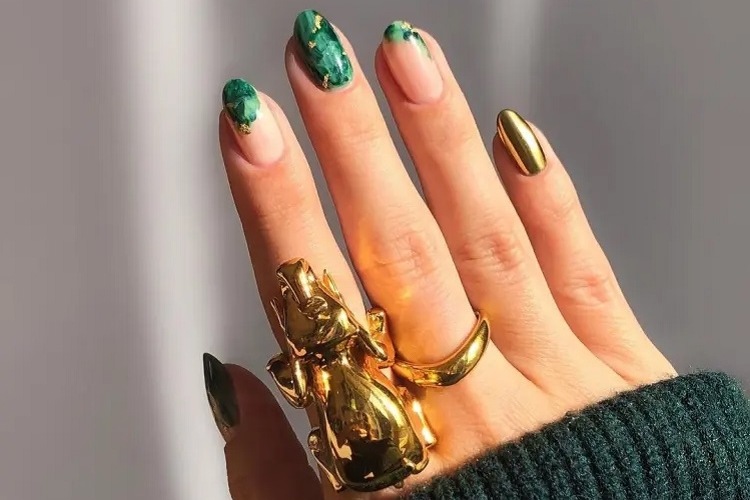 marble effect green christmas nails 2023 gold foil decorations