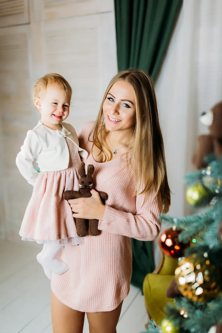 matching mom and daughter toddle outfit idea christmas photoshoot 2023