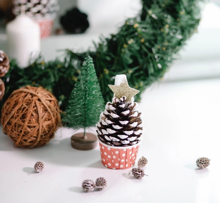 mini christmas tree crafts with pine cones as decorations