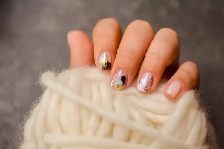minimalist abstract winter nails design idea
