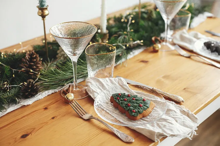 minimalist modern christmas table setting idea