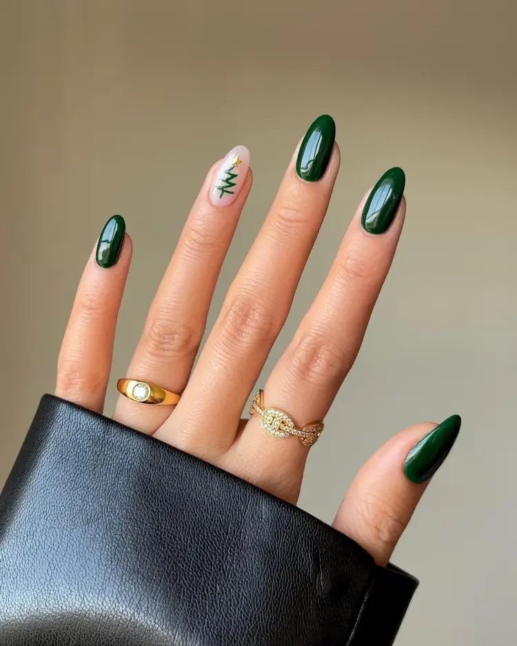minimalist tree decoration green nails december christmas manicure 2023
