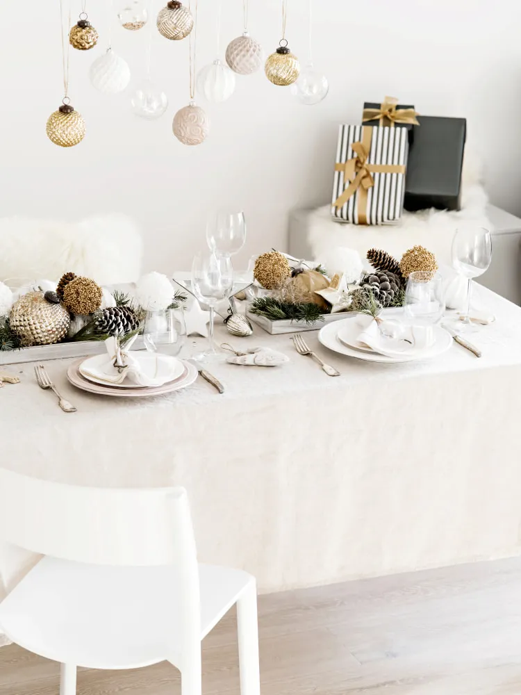 monochromatic all white christmas table setting 2023