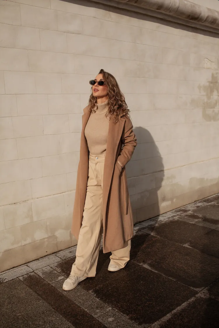 monochromatic beige casual winter outfit inspo 2023