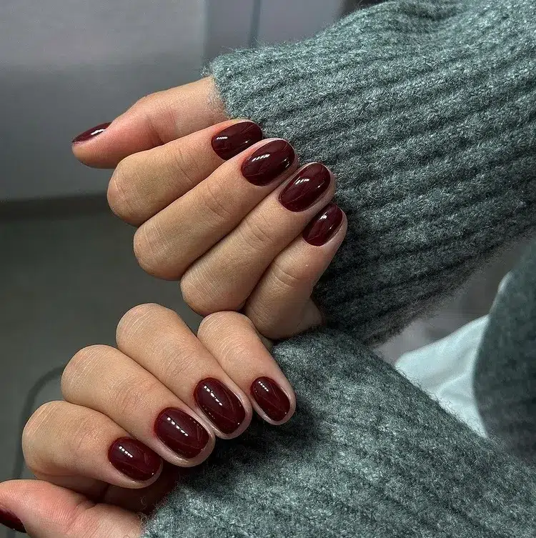 nail art trend chic short nails in burgundy red