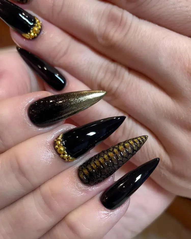 tendência de nail art unhas compridas pretas modernas 2024