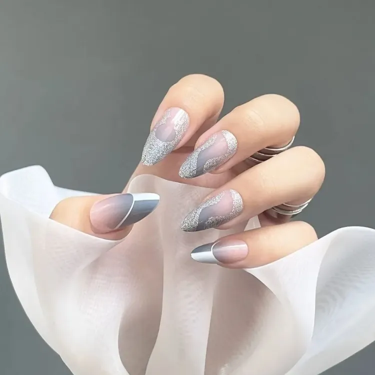 nail art trend winter 2023 gray and silver gel nail art