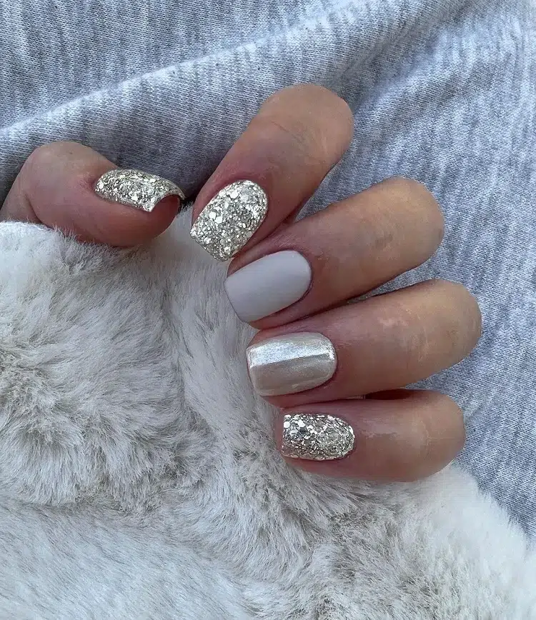 nail art trend winter 2024 gel manicure grey taupe silver christmas