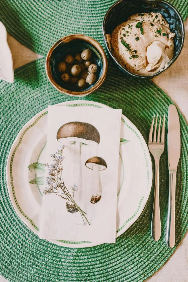 napkins with fall prints thanksgiving table setting ideas