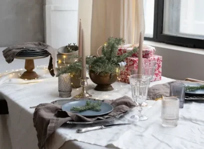 natural minimalist modern christmas table decoration idea 2023