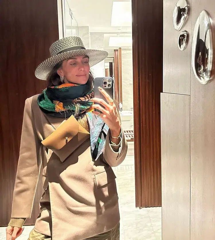 outfit idea winter 2023 woman silk scarf hermes 90x90
